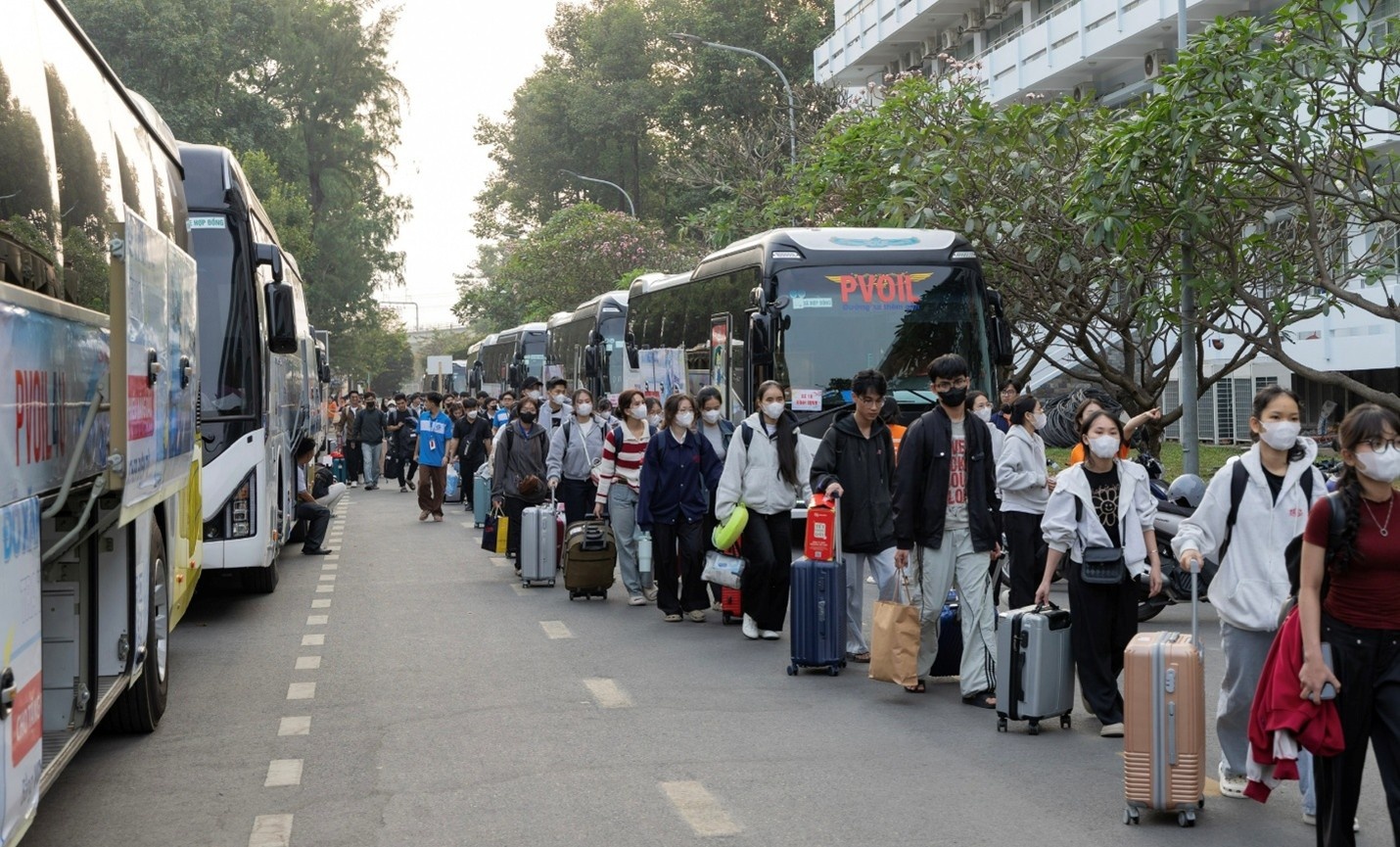 Hơn 1000 sinh viên háo hức lên 25 chuyến xe chất lượng cao của PVOIL tài trợ trở về sum họp cùng gia đình.