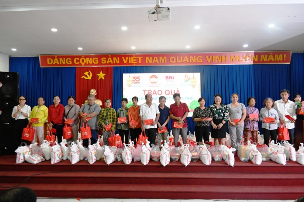 Bà Nguyễn Thu Thuỷ - Phó Giám đốc Đối ngoại Vedan Việt Nam (áo xanh) đến trao quà Tết cho người dân phường Phú Mỹ