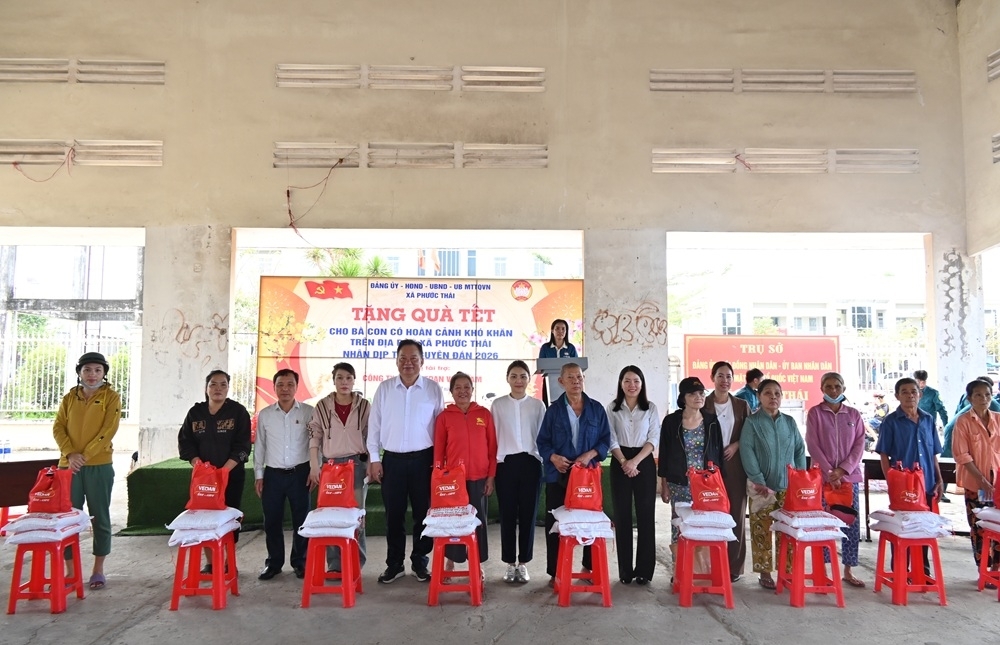 Bà Yang Nai Hsuan - Trợ lý đặc biệt Văn phòng Tổng Giám Đốc Vedan Việt Nam (áo trắng) cùng địa phương trao các phần quà Tết cho người dân xã Phước Thái