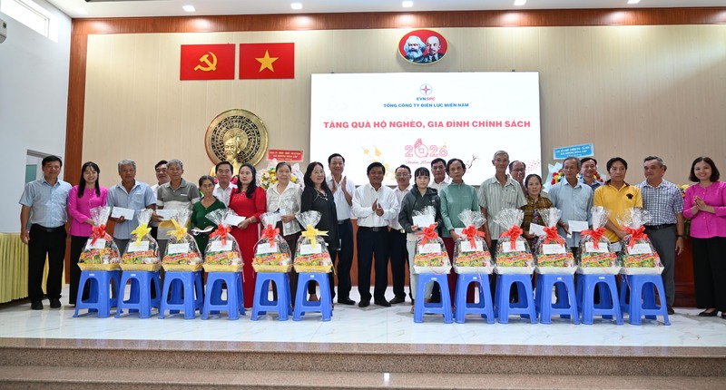 Lãnh đạo EVNSPC, PC Tây Ninh và chính quyền địa phương trao quà Tết cho người nghèo tỉnh Tây Ninh. Ảnh: PC Tây Ninh