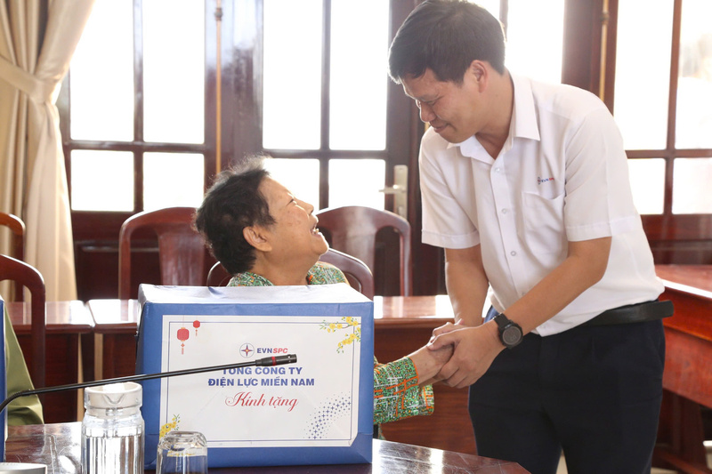 Niềm vui của bà con khi nhận quà Tết từ EVNSPC: Ảnh: PC Cần Thơ