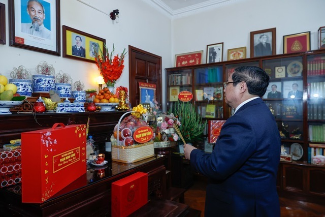Thủ tướng Chính phủ Phạm Minh Chính tới chúc Tết gia đình và dâng hương tưởng nhớ cố Bộ trưởng Bộ Công an, Thượng tướng Lê Minh Hương - Ảnh: VGP/Nhật Bắc