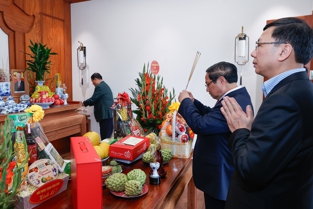 Thủ tướng Chính phủ Phạm Minh Chính thăm, chúc Tết gia đình và dâng hương cố Tổng Bí thư Nguyễn Phú Trọng - Ảnh: VGP/Nhật Bắc