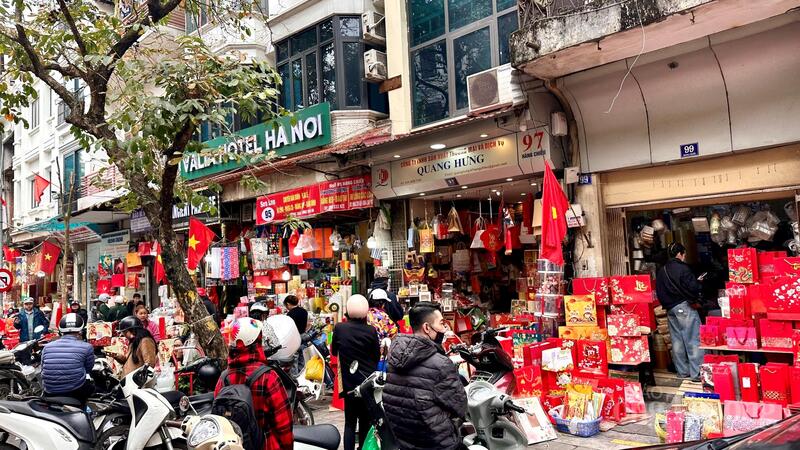 Không khí mua sắm những ngày cuối năm ở Hà Nội. Ảnh: Diệu Anh