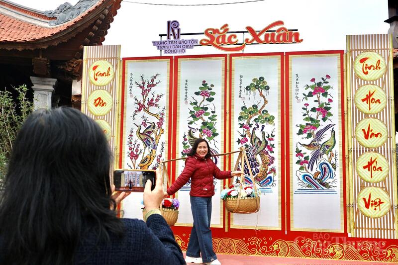 Du khách hào hứng chụp ảnh lưu niệm, ghi lại những khoảnh khắc trải nghiệm ý nghĩa tại không gian làng nghề.