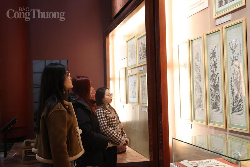 Bên cạnh đó, các bạn trẻ tập trung tìm hiểu, quan sát những tác phẩm tranh Đông Hồ cùng các hiện vật quý lưu giữ lịch sử làng nghề.