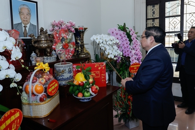Thủ tướng Chính phủ Phạm Minh Chính dâng hương cố Tổng Bí thư Đỗ Mười - Ảnh: VGP/Nhật Bắc