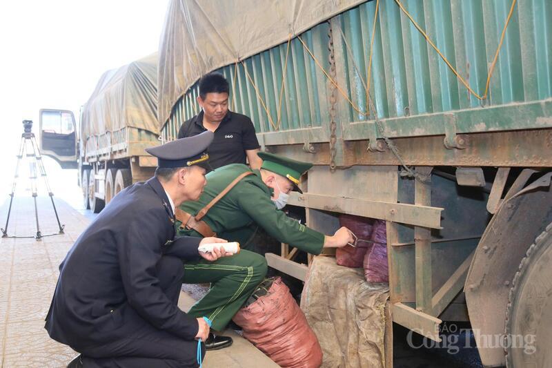 Kiểm tra hàng hoá tại cửa khẩu Cha Lo