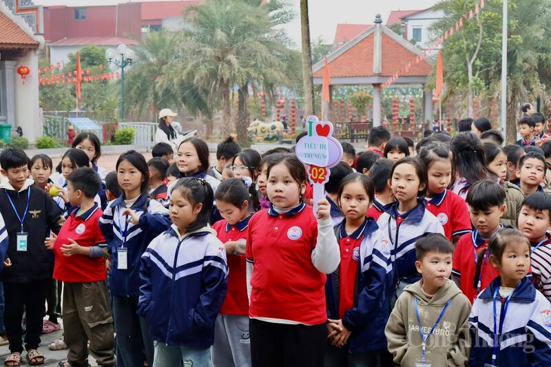 Dòng người tấp nập lựa chọn làng tranh Đông Hồ (Thuận Thành, Bắc Ninh) làm địa điểm du xuân đầu năm 2026.