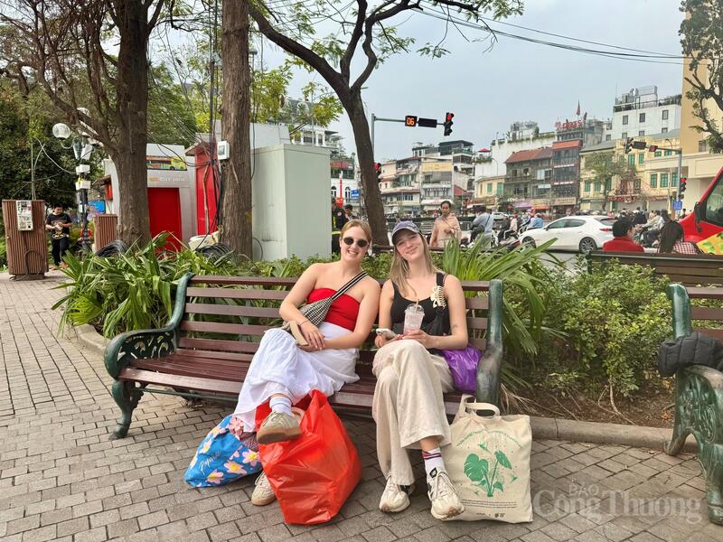 Chị Lydia (trái) và Marie đến từ Anh quốc thích thú khi lần đầu đến Việt Nam vào dịp Tết cổ truyền  Ảnh: Diệu Anh