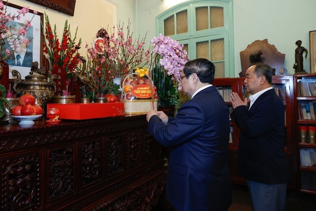 Thủ tướng Chính phủ Phạm Minh Chính dâng hương cố Tổng Bí thư Lê Duẩn - Ảnh: VGP/Nhật Bắc