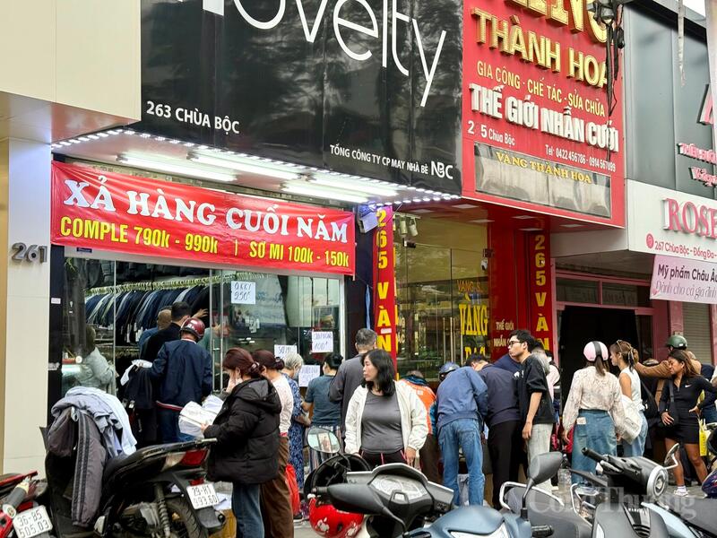 Người dân Hà Nội tranh thủ sắm quần áo mới khi Tết đang ''gõ cửa'. Ảnh: Diệu Anh