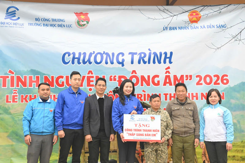 Bà Nguyễn Vân Anh - Bí thư Đoàn Thanh niên Trường Đại học Điện lực trao tặng Công trình thanh niên Thắp sáng bản em cho xã Dền Sáng - Lào Cai