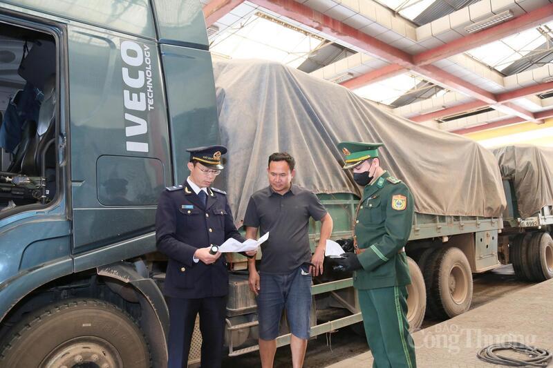 Các lực lượng chức năng kiểm tra hàng hoá khi đi qua cửa khẩu
