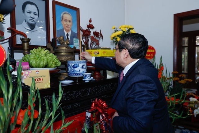 Thủ tướng Phạm Minh Chính dâng hương cố Thủ tướng Chính phủ Phạm Văn Đồng - Ảnh: VGP/Nhật Bắc