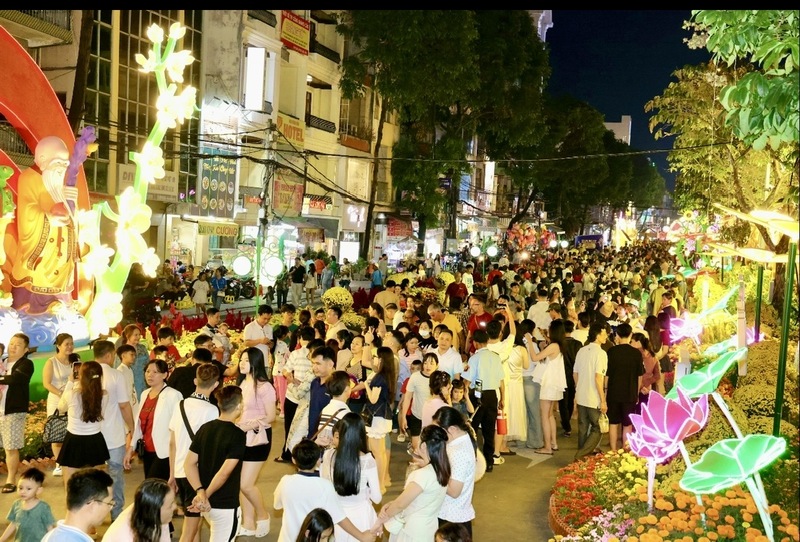 Đông đảo du khách tham quan tại đường hoa nghệ thuật