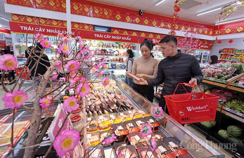 Sự chuẩn bị kỹ càng của các doanh nghiệp giúp hàng hóa phục vụ Tết luôn dồi dào, giá cả ổn định.