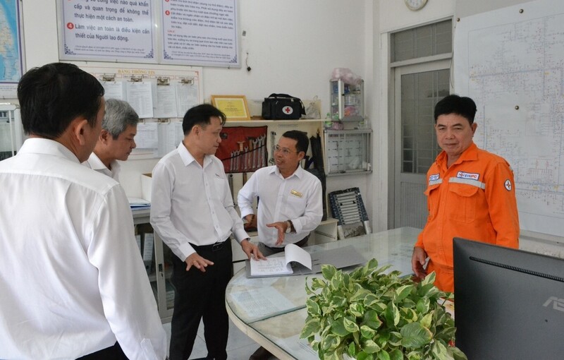 Ông Nguyễn Phước Đức - Tổng giám đốc EVNSPC kiểm tra ca trực Tết tại Đội quản lý điện Mỹ Tho, Công ty Điện lực Đồng Tháp. Ảnh: EVNSPC