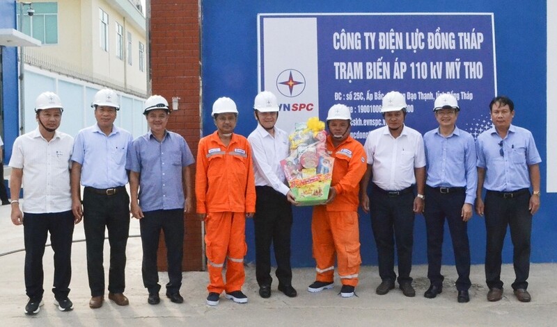 Ông Nguyễn Phước Đức - Tổng giám đốc EVNSPC tặng quà, động viên người lao động trực Tết tại Trạm biến áp 110kV Mỹ Tho, tỉnh Đồng Tháp. Ảnh: EVNSPC