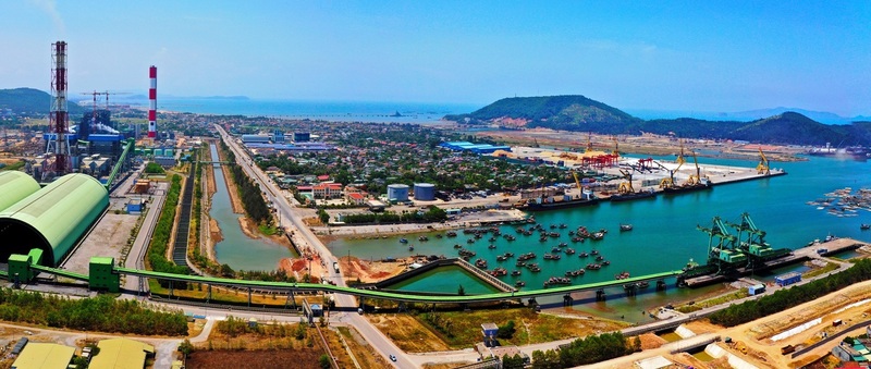 Những dây chuyền sản xuất, tổ máy phát điện và hệ thống công nghiệp quy mô lớn tại Khu kinh tế Nghi Sơn vẫn vận hành liên tục. Ảnh: Minh Hiếu