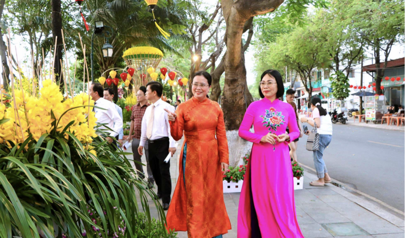 Tham quan đường hoa ven sông Đồng Nai (đường Nguyễn Văn Trị, phường Trấn Biên, tỉnh Đồng Nai).