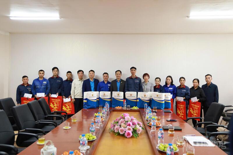 Công đoàn Công Thương Việt Nam đã trao 10 phần quà Tết cho công nhân lao động thuộc Công ty CP Cơ khí Duyên Hải.