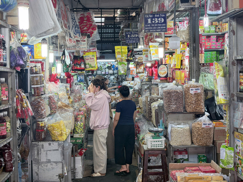 Các quầy hàng tạp hóa, thực phẩm khô đồng loạt mở cửa đón khách sau kỳ nghỉ dài. Ảnh: Minh Anh