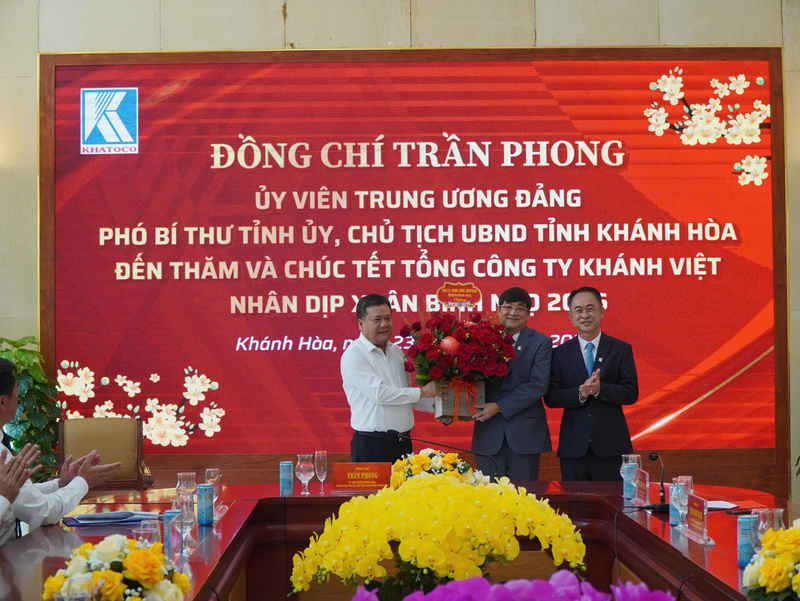 Ông Trần Phong, Ủy viên Ban Chấp hành Trung ương Đảng, Chủ tịch UBND tỉnh Khánh Hòa thăm, tặng quà tại Tổng Công ty Khánh Việt Khánh Hòa. Ảnh: Bảo Anh