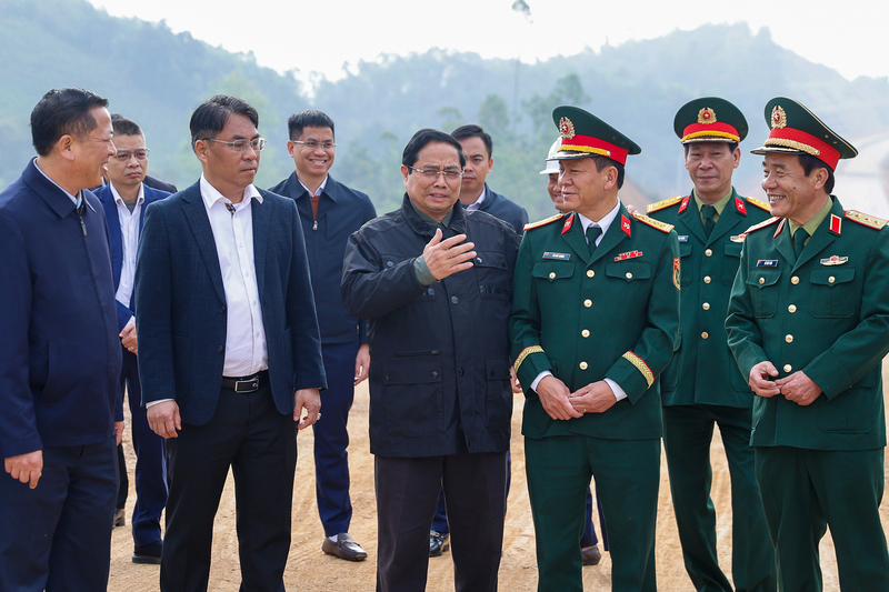 Thủ tướng kiểm tra tình hình triển khai tuyến kết nối cửa khẩu Tân Thanh và cửa khẩu Cốc Nam (kết nối cao tốc Hữu Nghị - Chi Lăng với cao tốc Đồng Đăng - Trà Lĩnh). Ảnh: VGP/Nhật Bắc