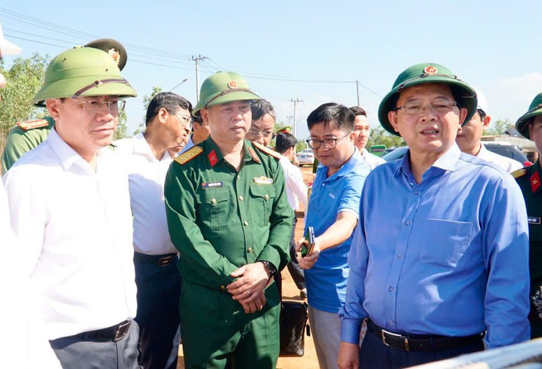 Phó Thủ tướng Hồ Quốc Dũng kiểm tra tiến độ đường cao tốc Quy Nhơn - Pleiku- Ảnh 1. Phó Thủ tướng Hồ Quốc Dũng kiểm tra tiến độ đường cao tốc Quy Nhơn - Pleiku- Ảnh 1.