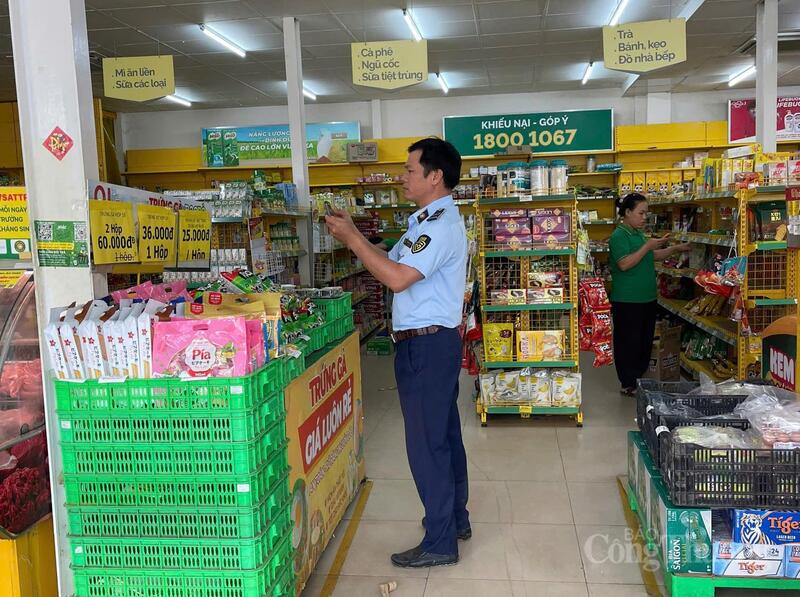 Lực lượng quản lý thị trường Khánh Hòa kiểm tra các mặt hàng nhu yếu phẩm tại cửa hàng Bách Hóa Xanh trên địa bàn tỉnh. Ảnh: Lê Sơn