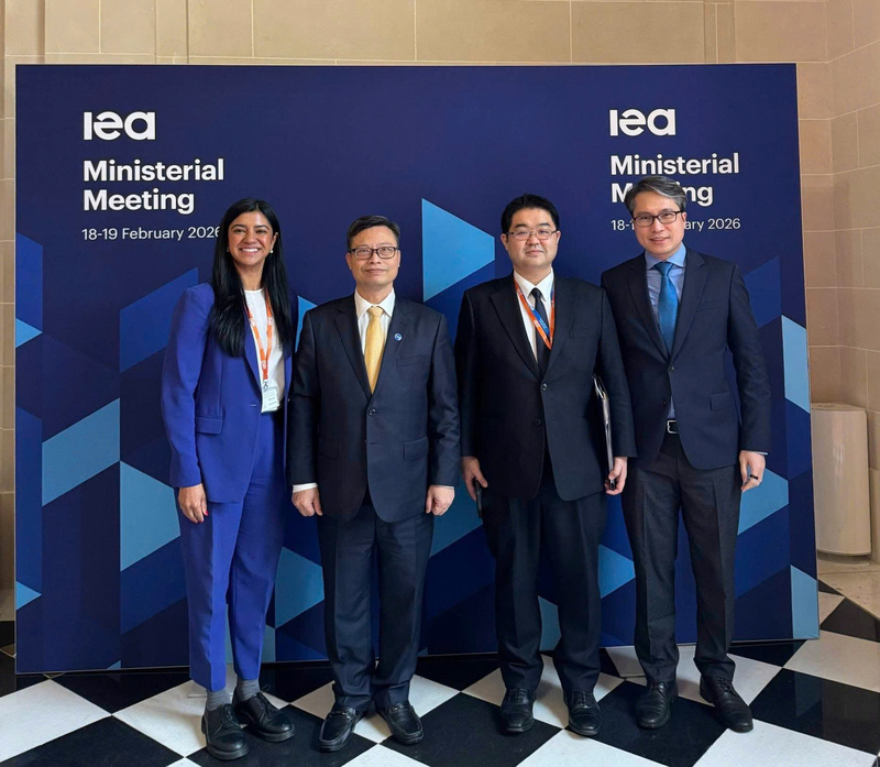 Tham tán thương mại, Thương vụ Việt Nam tại Pháp Vũ Anh Sơn (bên phải) tháp tùng Đại sứ Việt Nam tại Pháp Trịnh Đức Hải tham dự Hội nghị Bộ trưởng IEA. Ảnh: Anh Sơn