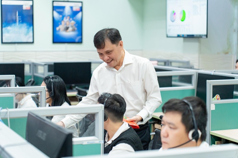 Lãnh đạo EVNSPC chúc Tết, động viên cán bộ công nhân viên Trung tâm chăm sóc khách trong đêm giao thừa Bính Ngọ. Ảnh: EVNSPC