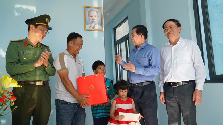 Phó Thủ tướng Hồ Quốc Dũng kiểm tra tiến độ đường cao tốc Quy Nhơn - Pleiku- Ảnh 5. Phó Thủ tướng Hồ Quốc Dũng kiểm tra tiến độ đường cao tốc Quy Nhơn - Pleiku- Ảnh 5.