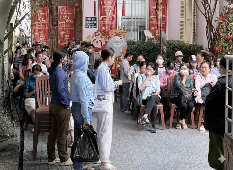 Người dân xếp hàng từ sáng sớm tại cửa hàng vàng Mi Hồng (phường Gia Định) để nhận phiếu mua vàng nhẫn trước ngày vía Thần Tài. Ảnh: Minh Anh