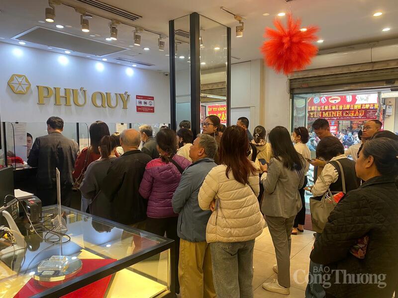 Người dân xếp hàng mua vàng trước ngày vía Thần Tài.