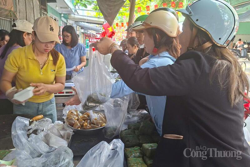 Cửa hàng bán gồm thịt ba chỉ quay lu (nướng lu) cùng với bánh chưng đi kèm, mỗi phần tùy theo nhu cầu khách hàng, do đó thu hút rất đông người dân đến mua hàng.