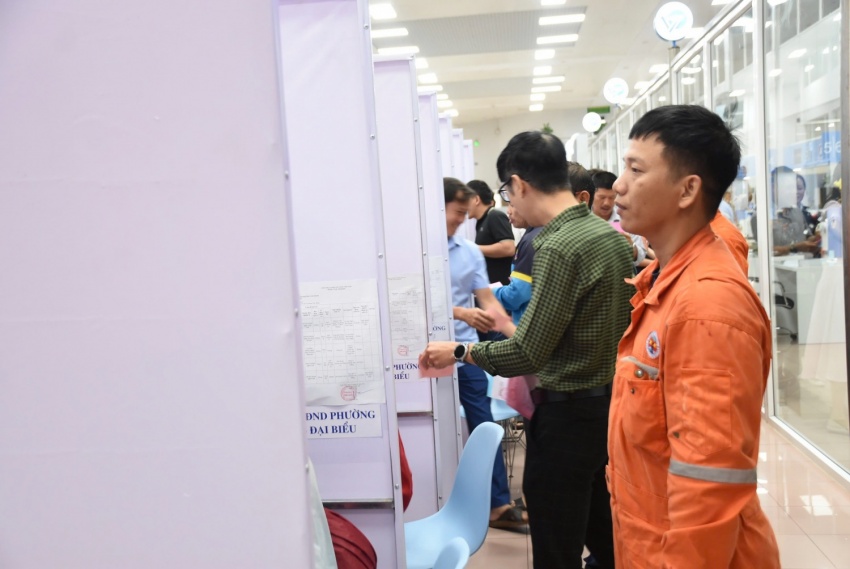 Người lao động Dầu khí – Năng lương hân hoan bỏ phiếu sớm trước giờ ra khơi