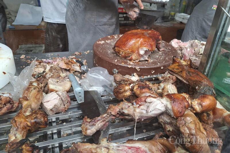 Theo đại diện cửa hàng, năm nay, giá các loại thịt heo quay các loại tăng nhẹ so với năm trước do giá đầu vào tăng.