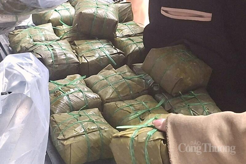 Bánh chưng cũng là một lễ vật không thể thiếu trong mâm cúng Thần Tài.