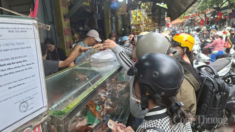 Thịt heo quay là một trong những lễ vật quan trọng của mâm cúng Thần Tài, do đó, vào ngày này, những cửa hàng thịt heo quay, heo quay lu (heo nướng lu) tại TP. Đà Nẵng đặc biệt đông khách.