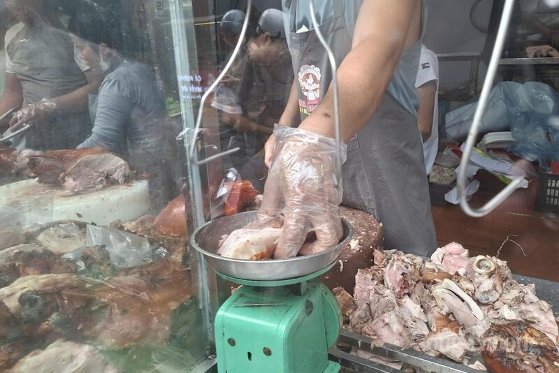 Đại diện cửa hàng cho biết, ngay từ 1h sáng, thịt heo quay các loại đã được đưa đến cửa hàng để chuẩn bị phục vụ khách hàng, mở bán từ 4 giờ sáng.