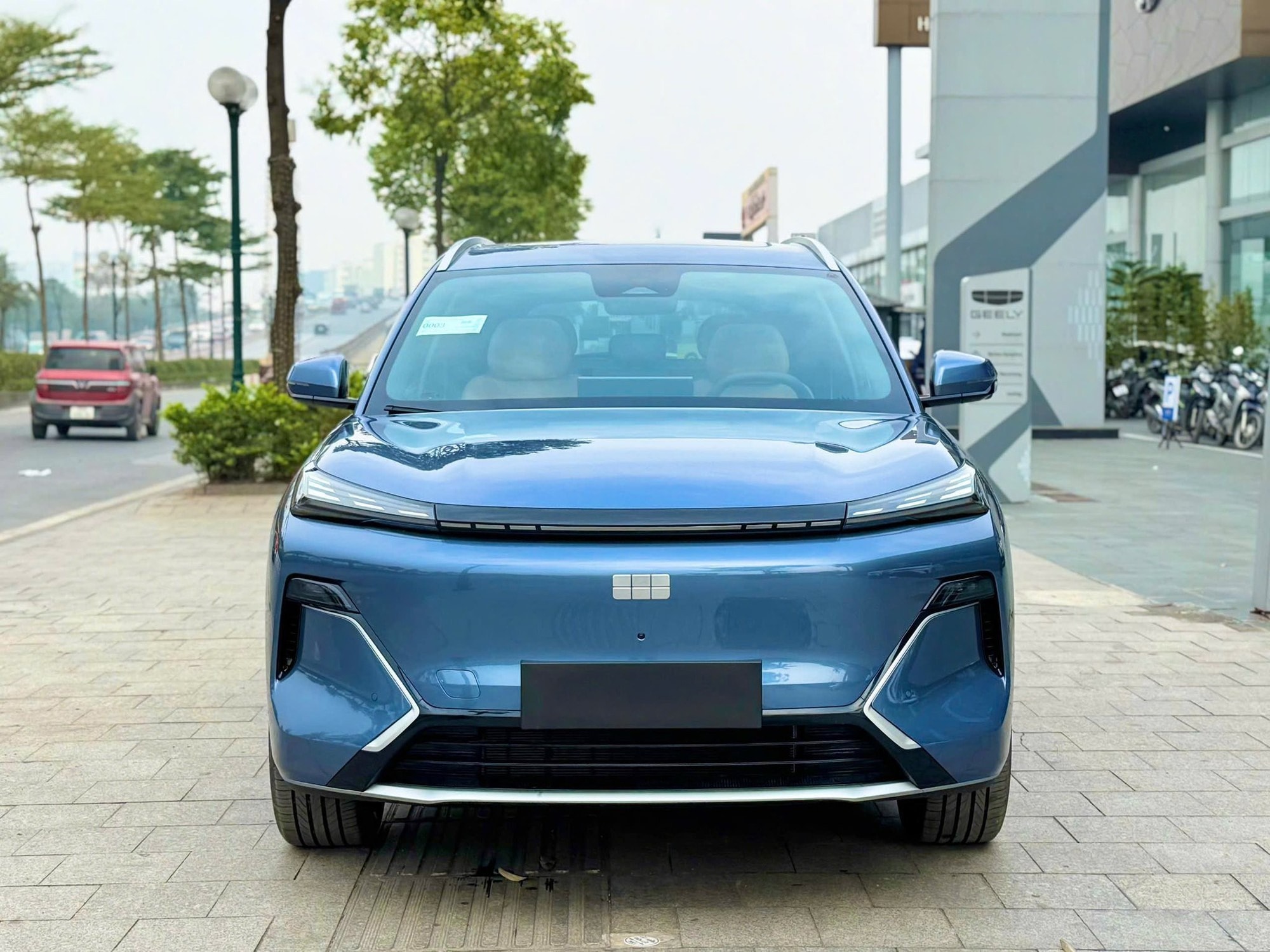 Phần đầu xe thiết kế dạng kín dù trang bị động cơ xăng - Ảnh: Đại lý Geely