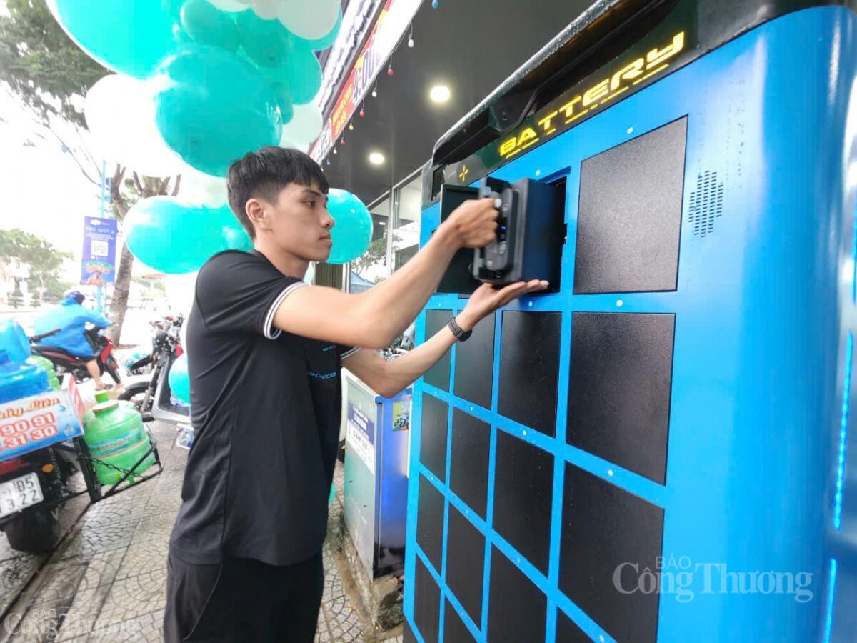 Trạm hoán đổi pin xe điện hai bánh đầu tiên của thành phố Đà Nẵng. Ảnh: Thu Hường