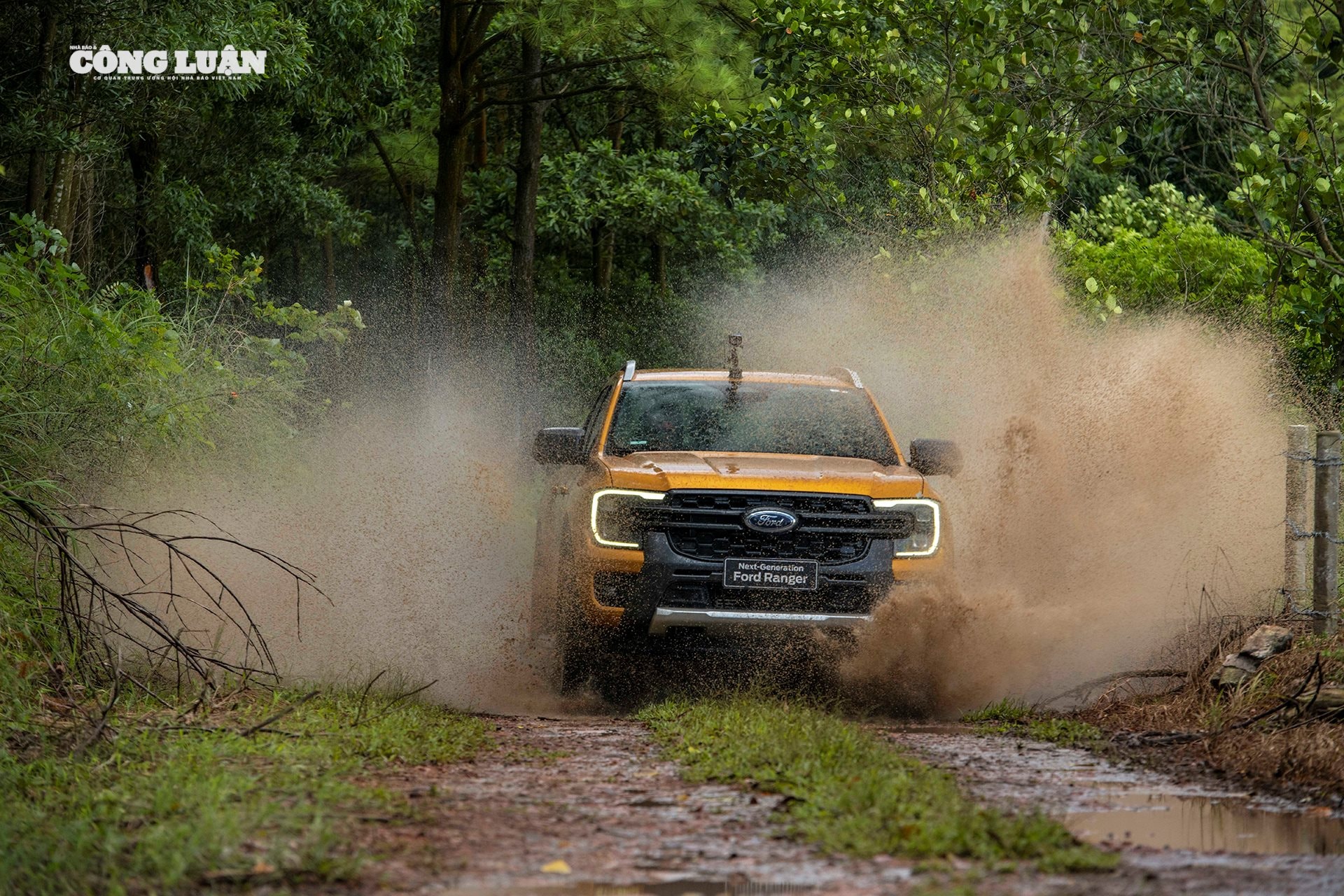 Ford Ranger tạm thời bị đẩy xuống vị thế bám đuổi.