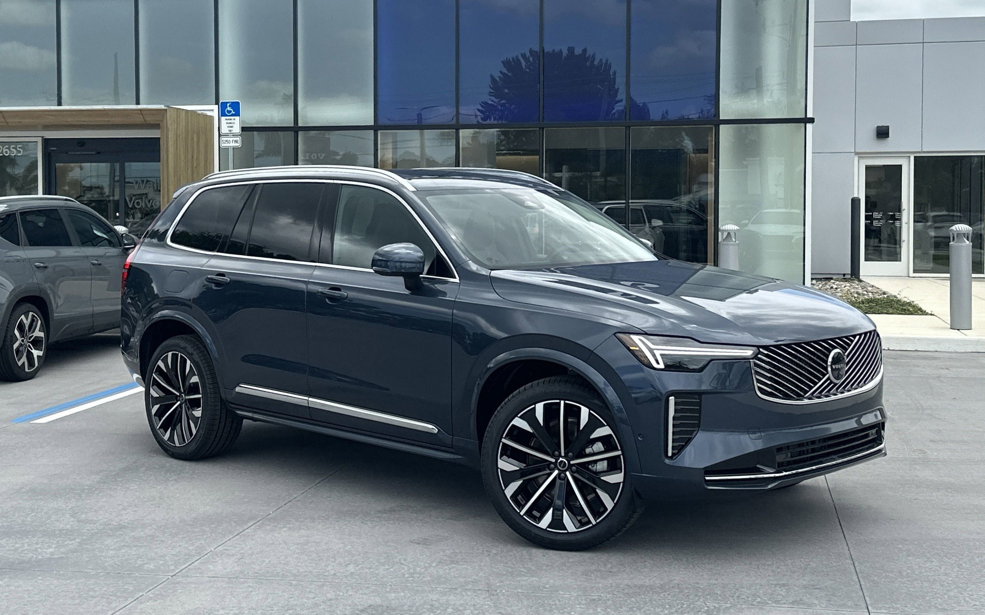 Những chiếc xe Volvo XC90 2026 đầu tiên đã về đến đại lý - Ảnh: Đại lý