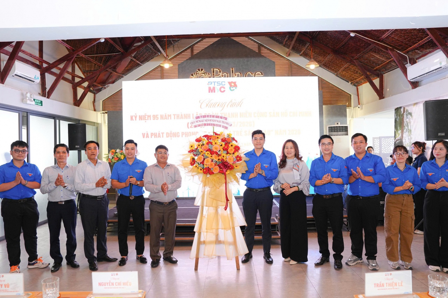 Đồng chí Trần Thiện Lê – Phó Bí thư Đảng ủy, Phó Giám đốc Công ty trao lẵng hoa tươi thắm chúc mừng Đoàn Thanh niên Công ty nhân dịp kỷ niệm 95 năm ngày thành lập Đoàn