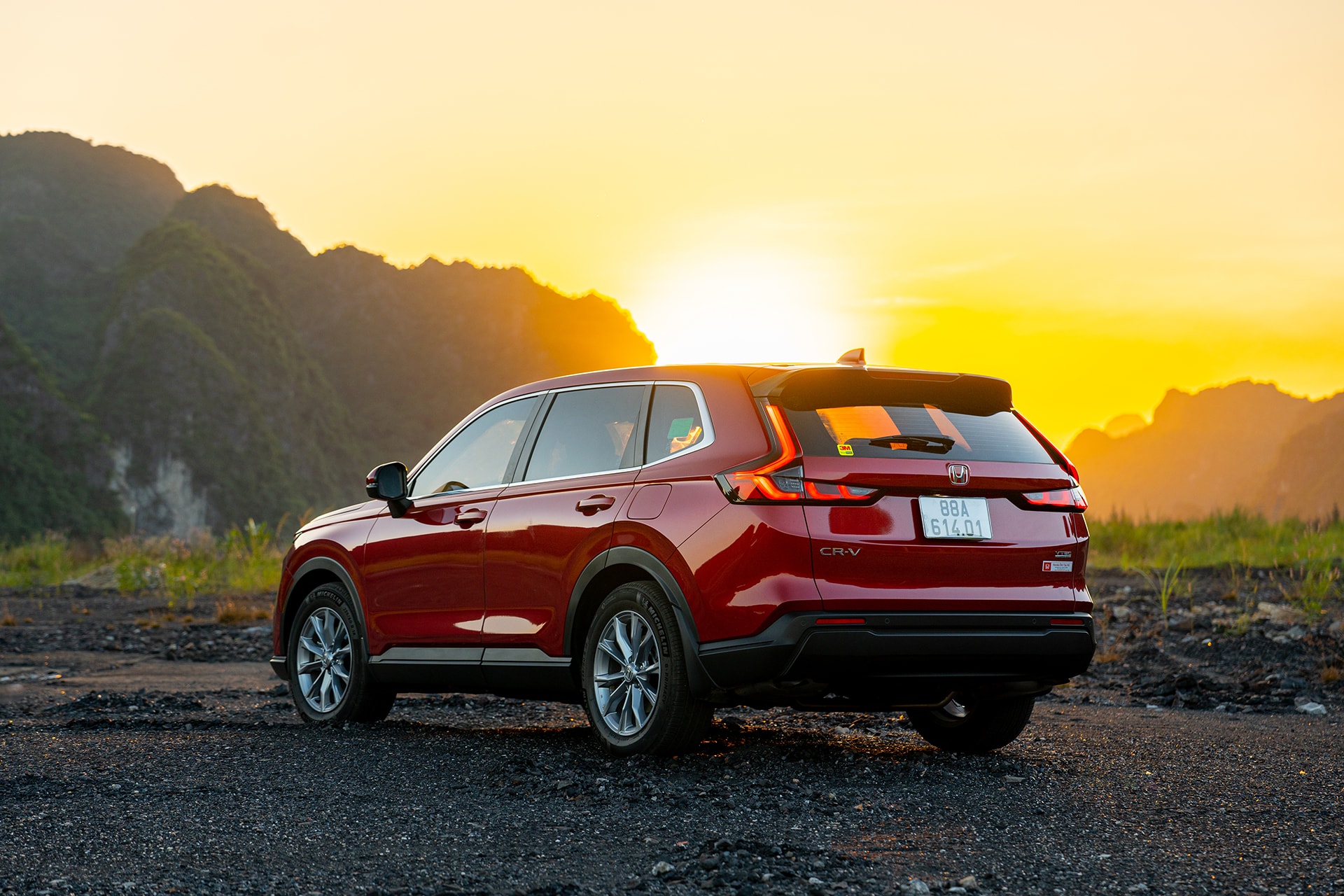 Hai phiên bản máy xăng Honda CR-V 2026 được nâng cấp trang bị và an toàn - Ảnh: HVN