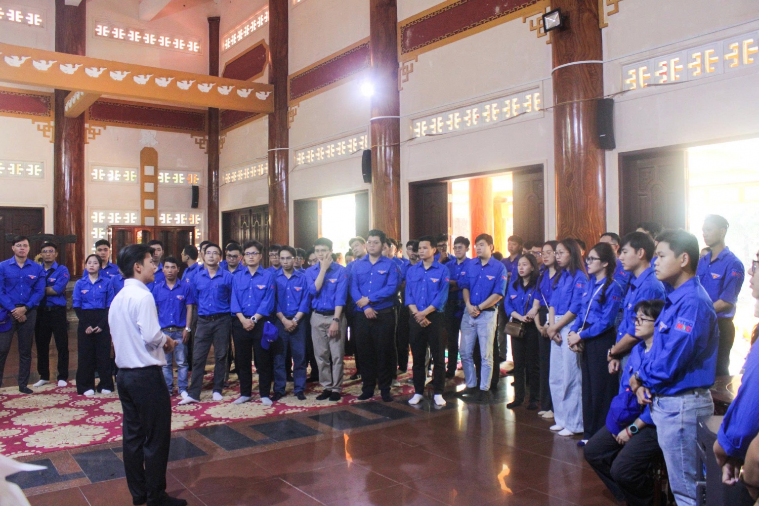 Đoàn đại biểu nghe thuyết minh về núi Minh Đạm