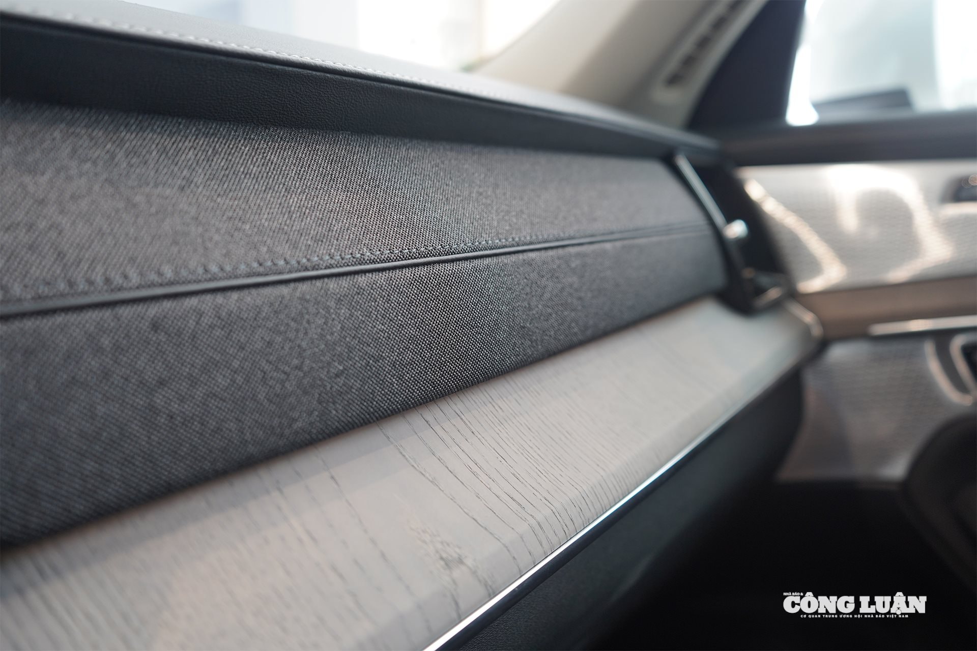 Bề mặt táp-lô và cánh cửa sử dụng vải mélange thân thiện với môi trường.